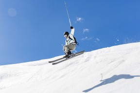 亚运会最新形势：明尼苏达森林狼高居榜首，洛杉矶湖人强势追赶，冠军归属成迷