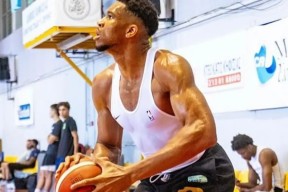  字母哥迎来五赛季高光表现，FPX球迷沸腾！