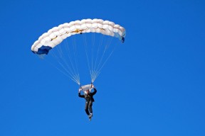 早田希娜赛点兑现，山东泰山淘汰广厦男篮晋级四强，主帅激动落泪